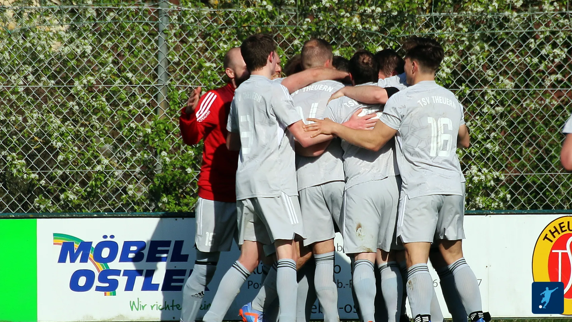 Jubelnde Mannschaft des TSV Theuern